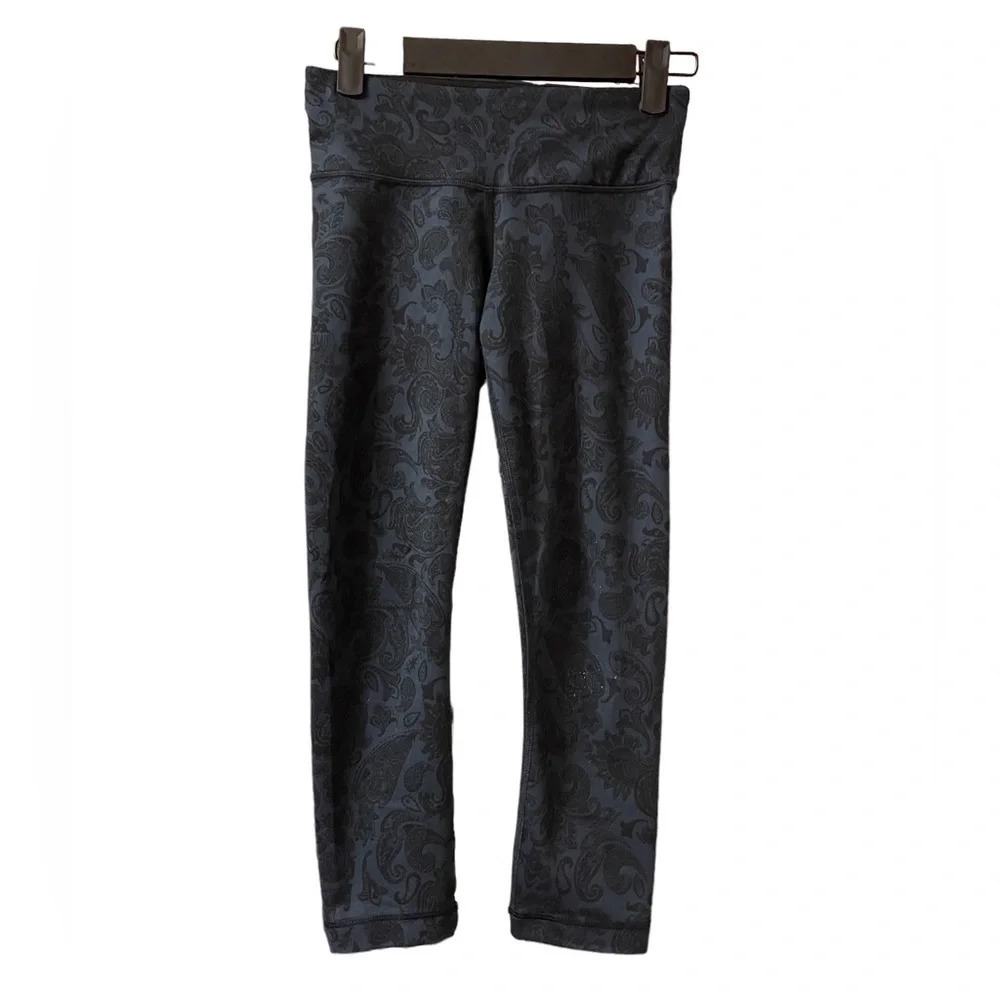 LULULEMON BLUE PAISLEY CROPPED LEGGINGS